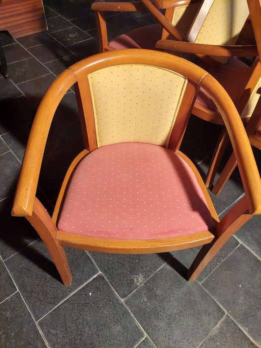 Sofás Almofadas em Tecido e Cadeiras tampo e costas em Tecido