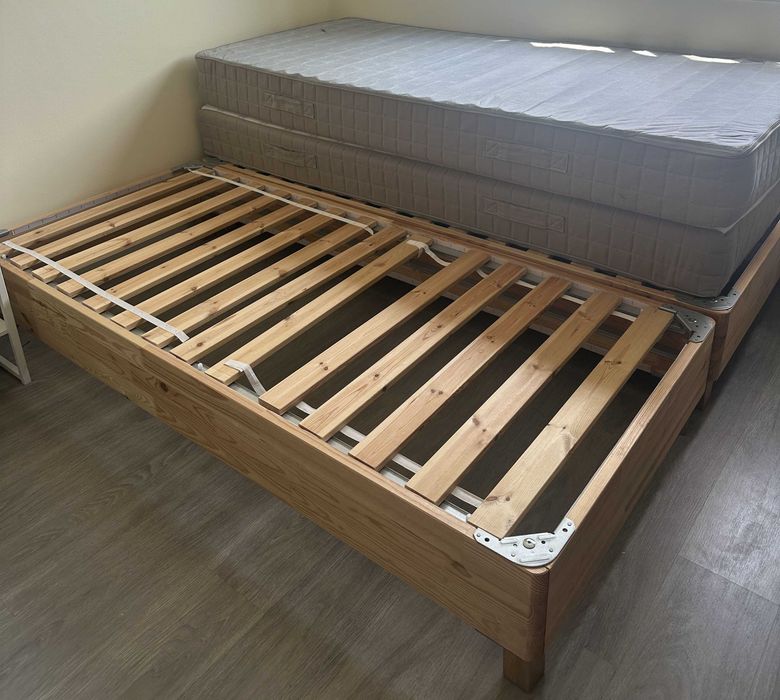 [RESERVADO] Conjunto: 2 Bases de Cama + 2 Colchões IKEA HAMARVIK (90x200cm). Juntam-se numa cama de casal/king