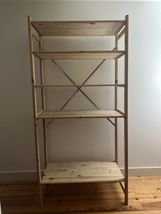Estante de madeira