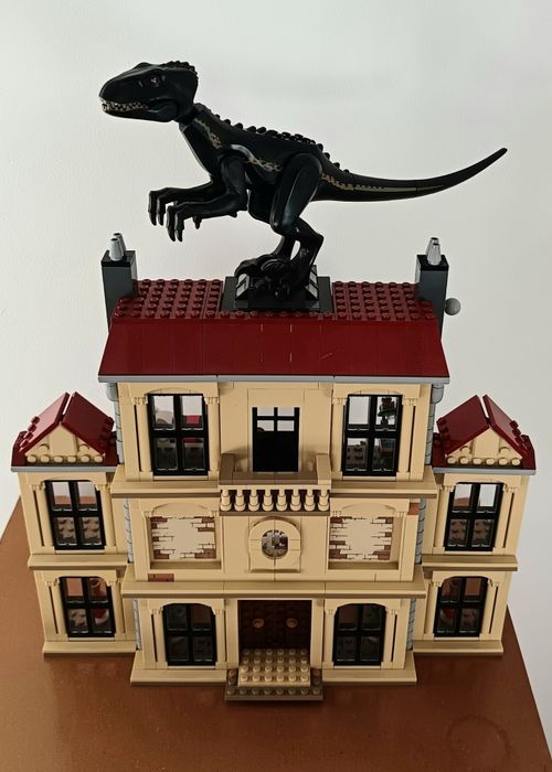 conjunto LEGO Jurassic World 75930 Indoraptor Rampage at Lockwood Esta