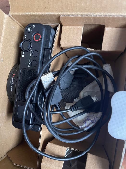 SONY ZV1 -  Câmara fotográfica ( como nova; usada apenas uma vez)