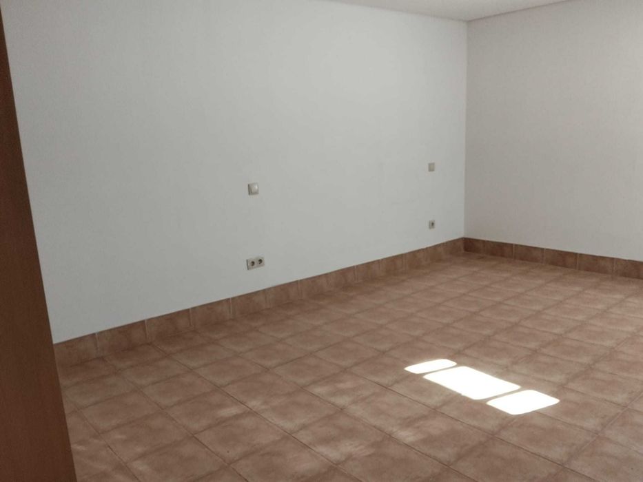 Moradia T4 - garagem e jardim
