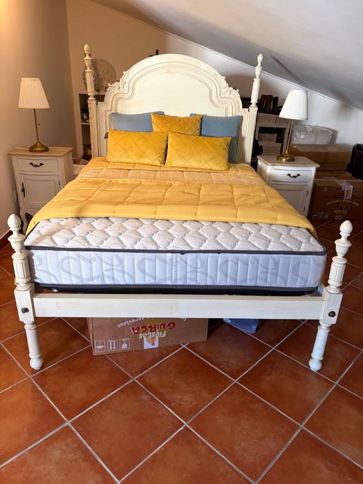 Cama completa 300€ só a cama 100€ colchão novo ortopédico 1.33x1.83  200€ mesas de cabeceira novas 25 €cada uma candeeiros cada um 10€