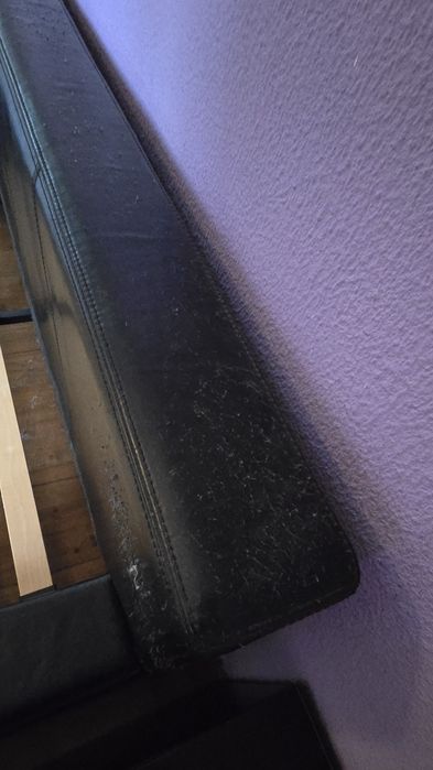 Cama preta com 2 mesas de cabeceira