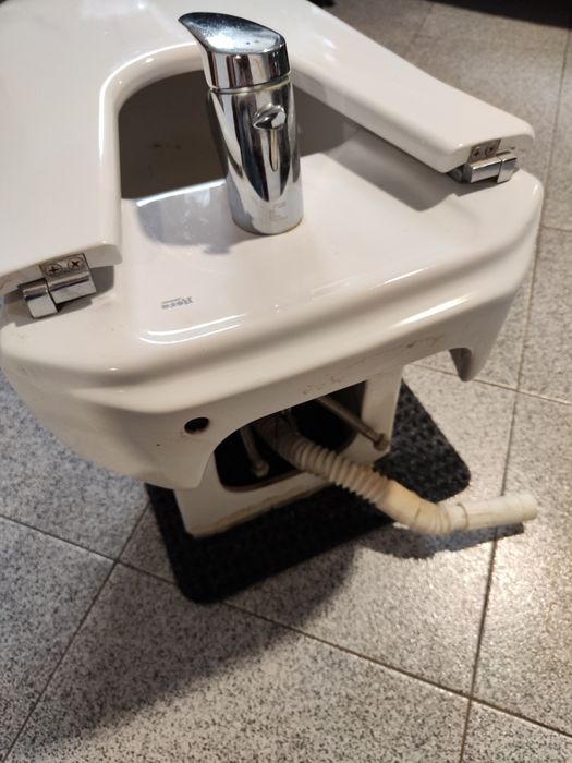 Bidé Roca com torneira e tampa