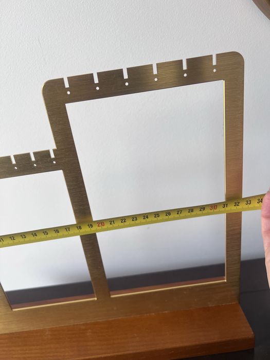 Expositor dourado de colares e brincos