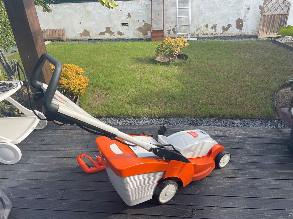 Corta-Relva Bateria STIHL RMA 339C bateria AK30 +Aparador BLACK DECKER