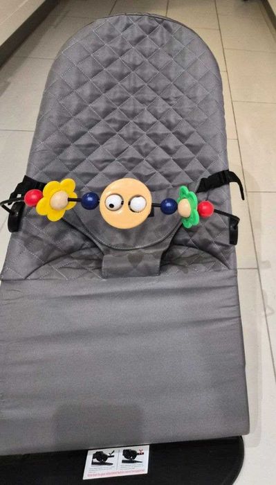 Espreguiçadeira baloiço de bebé com arco de brinquedos