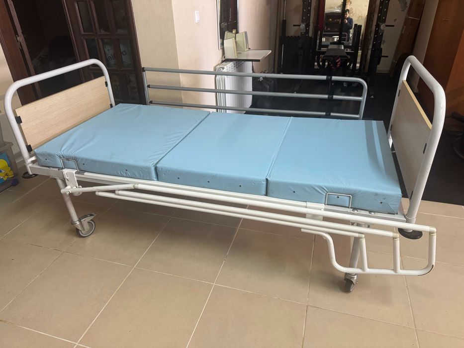 Cama articulada manual com grades laterais e rodas