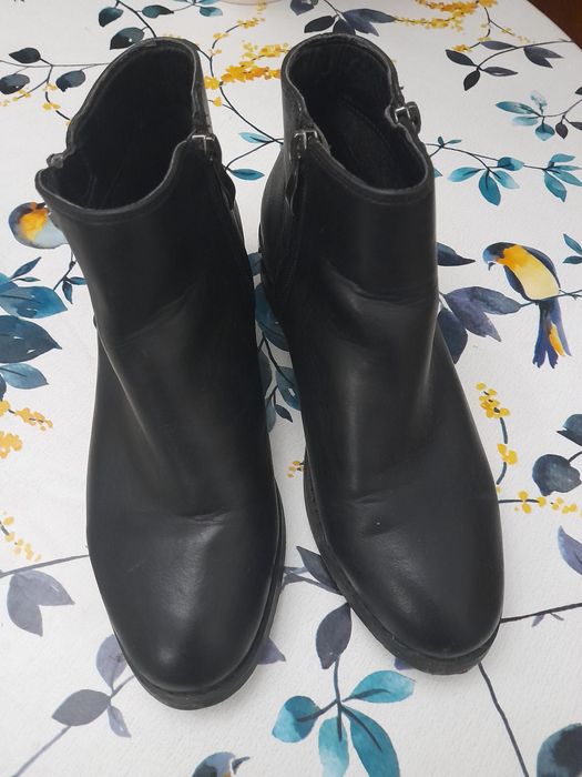 Botins pretos em pele seaside