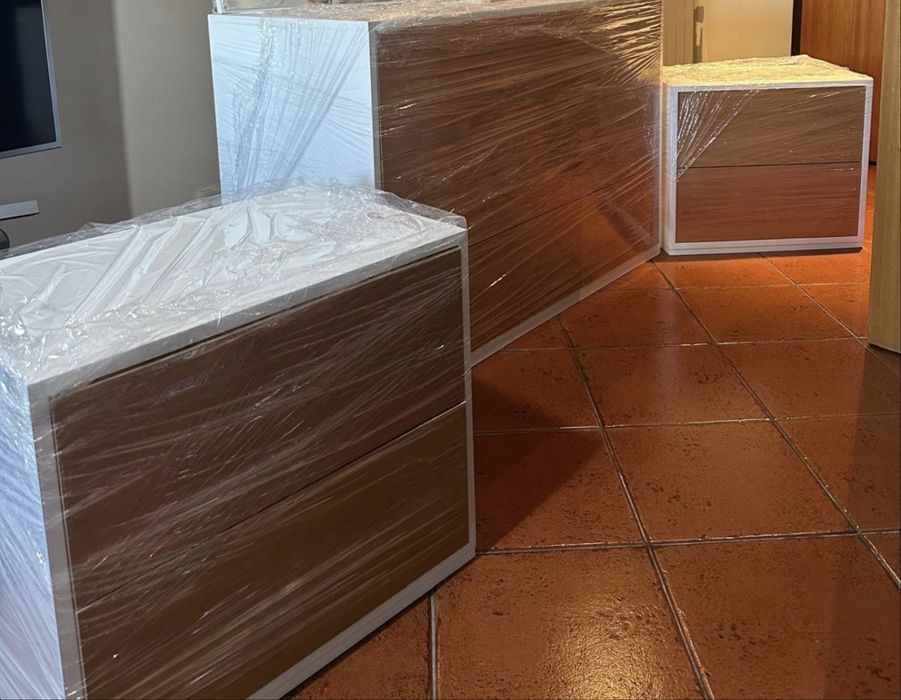 Vendo comoda e mesa de cabeceira