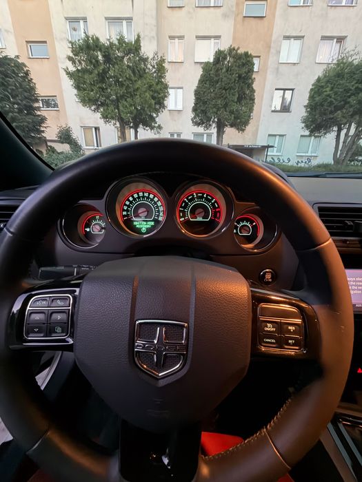 Dodge Challenger R/T 5.7 manual