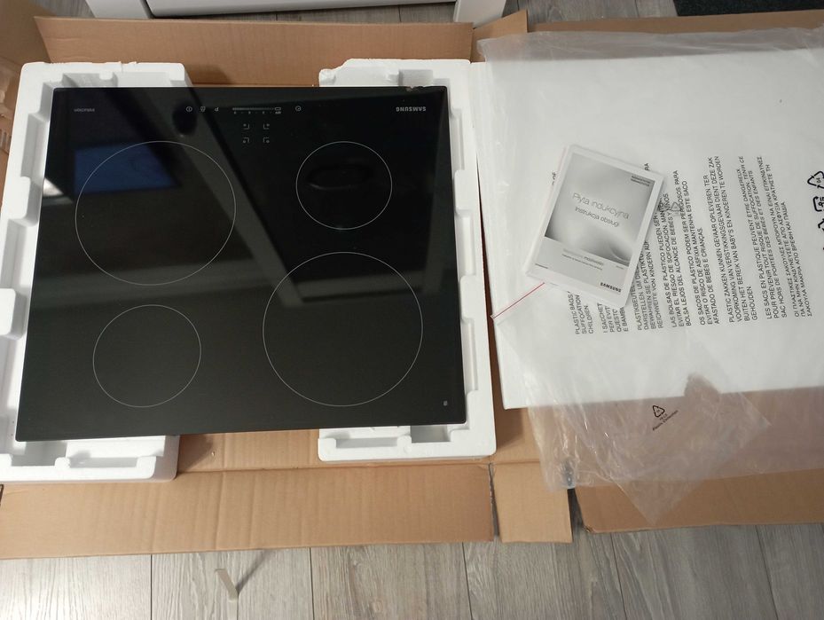 Doskonała płyta indukcyjna z małą wadą zewnętrzną. Działa idealnie!