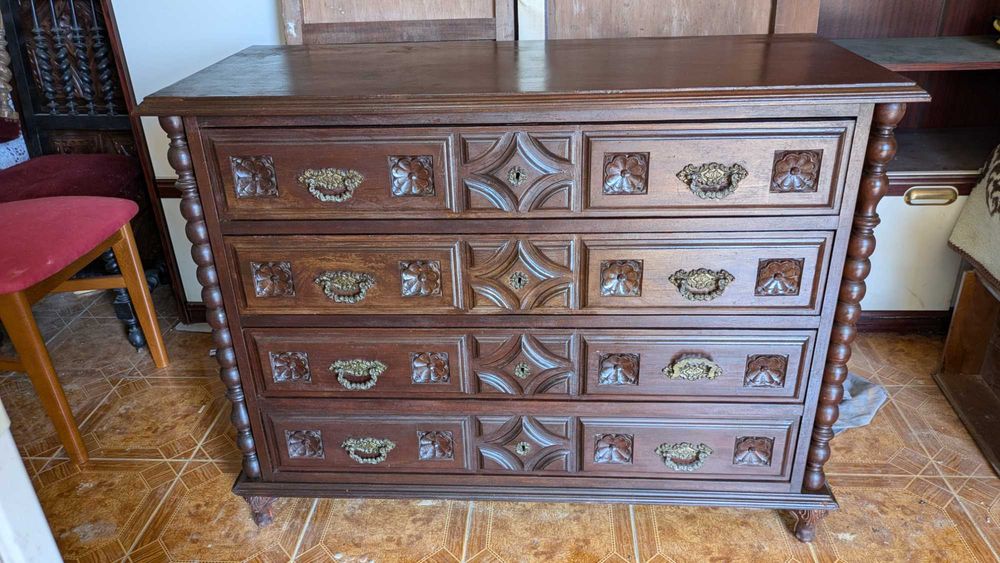 comeda  branca  espelho  +cama +mezinhas +comeda+2 mesas + sofas +arca