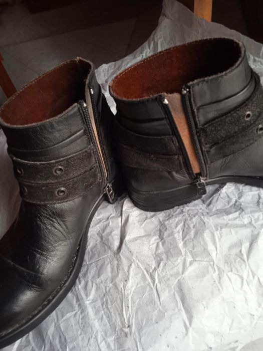 Vendo botas usadas em pele Nº35
