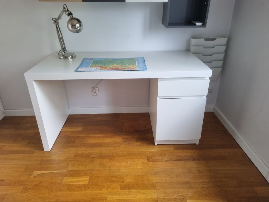 Biurko MÄLM marki  IKEA z gratisami