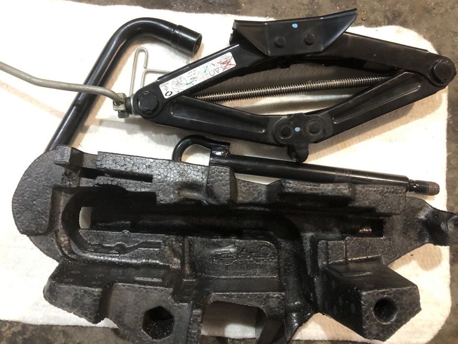 Домкрат , кольосний ключ , органайзер гак рено меган 3