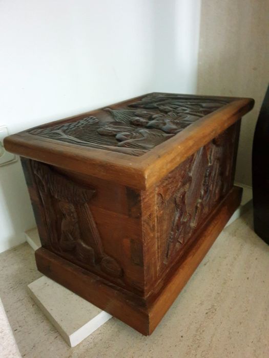 Linda arca / baú africana vintage esculpida em madeira exótica