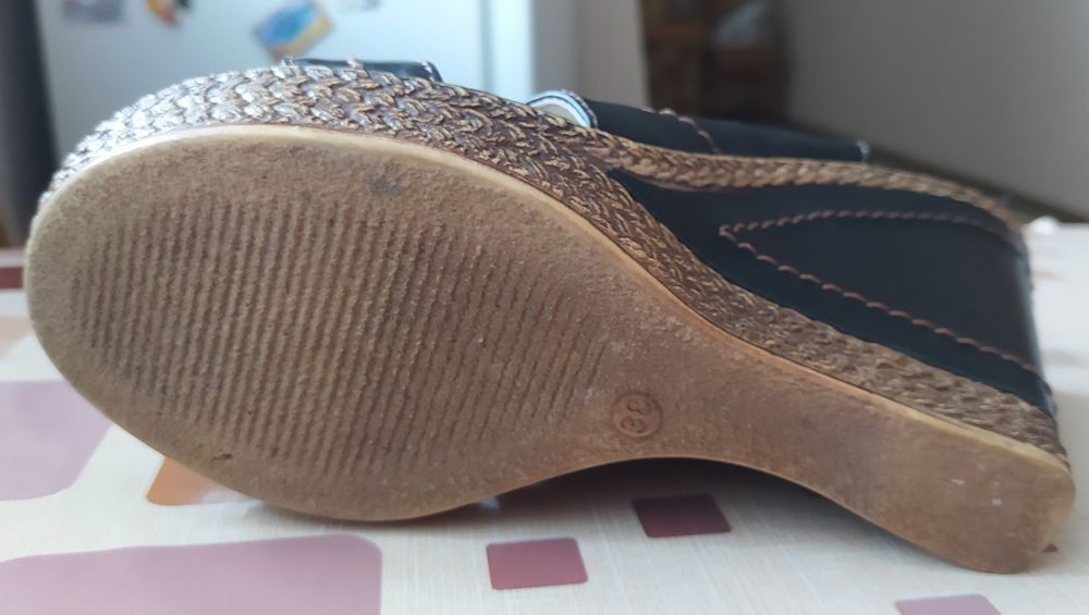 Босоніжки шкіряні жіночі 38 р.