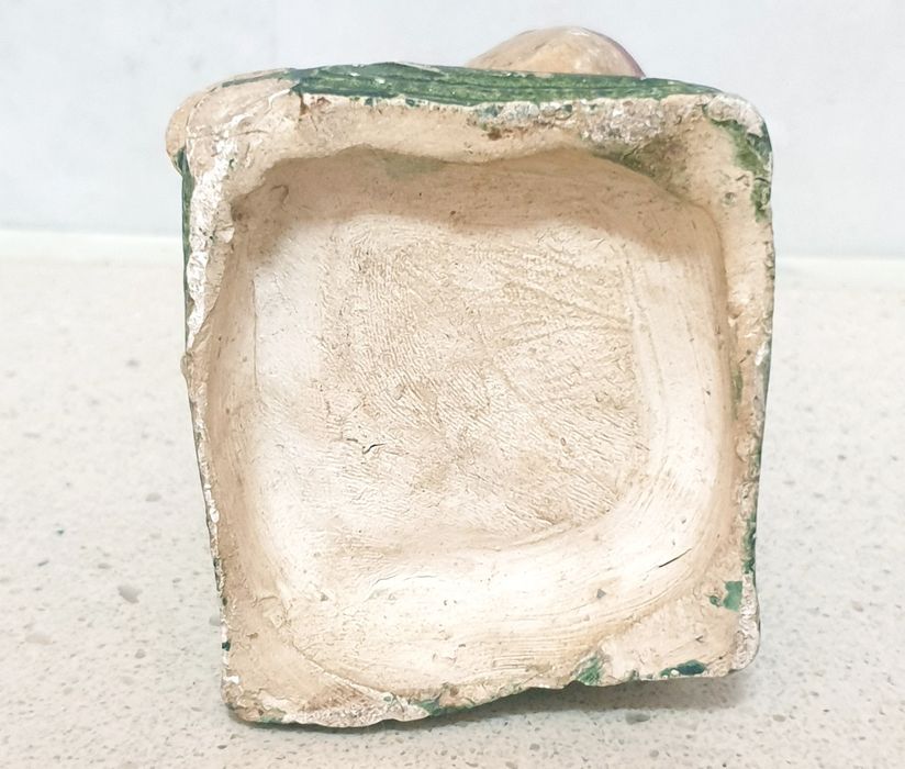 Antiga escultura de uma criança com rosas em cerâmica