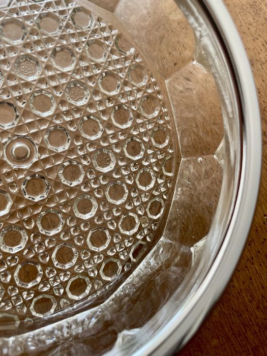 Taça de vidro Hobnail com remate prateado.