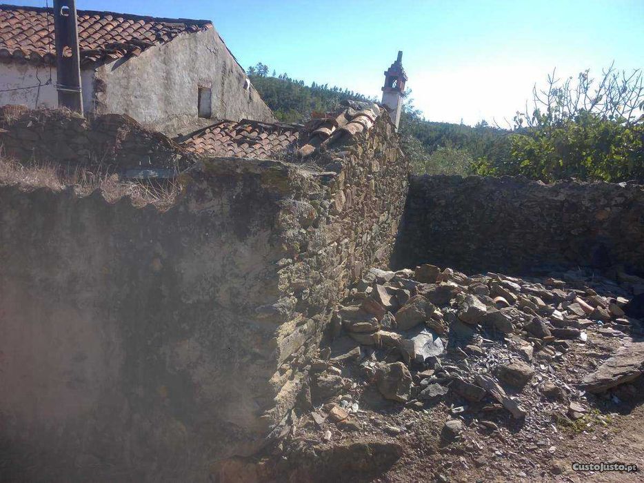 Casa rustica em xisto com terreno e olival
