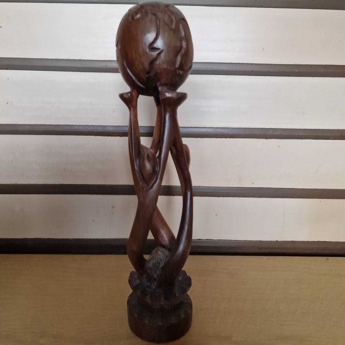 Rzeźba figurka kula ziemska