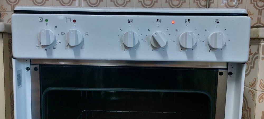 Fogão 60x60cm mesa vitro e forno eléctrico estático