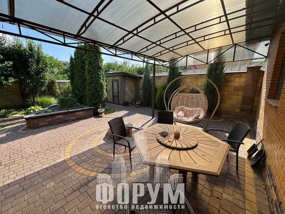 Современный дом в элитном поселке на Великом Лугу