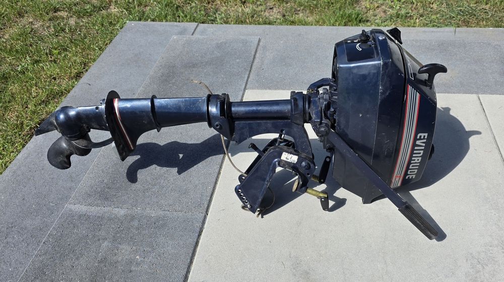 Silnik zaburtowy Evinrude 4 KM 2T (dwusuw) – lekki, wbudowany zbiornik