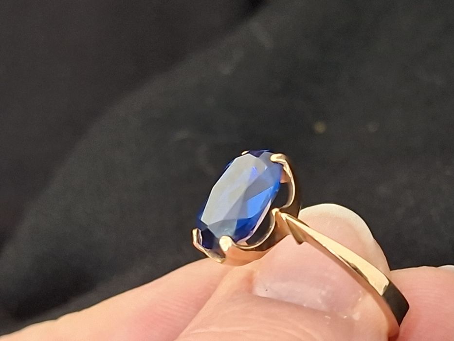 Zloty pierscionek z duzym szafirem