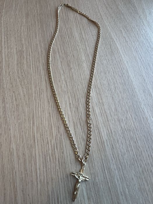 Złoty łańcuszek z krzyżem