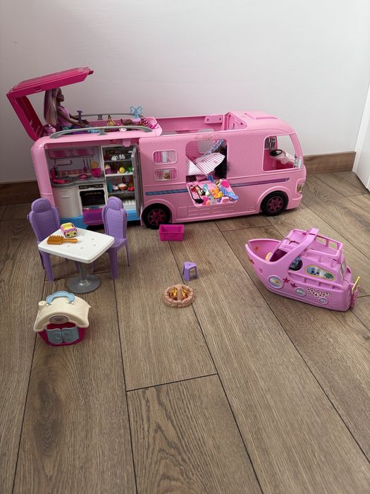 Zestaw dlanlalek Barbie. Kamper. Statek lalki