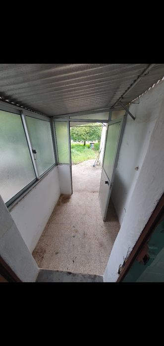 Estrutura com porta e janelas aluminio