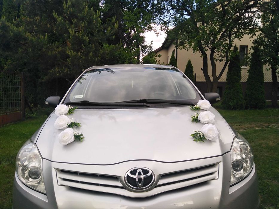 Dekoracja samochodu na ślub białe róże