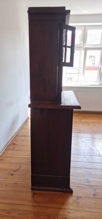 Stara komoda z witryną do restauracji