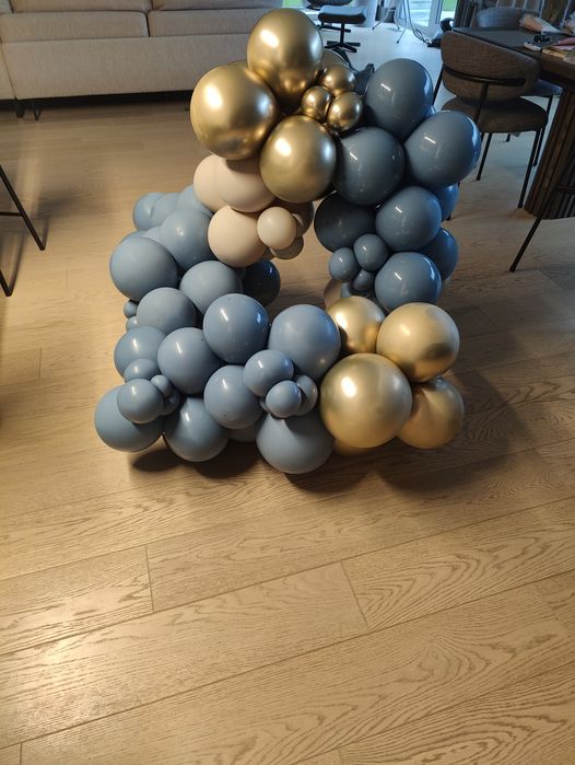 Oddam girlandę z balonów.