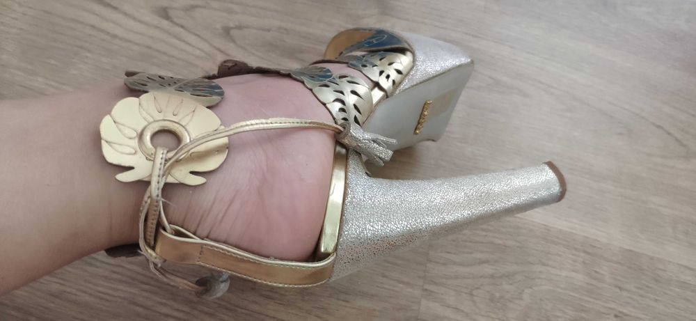 Sandalias de salto alto SAHOCO dourados como novas