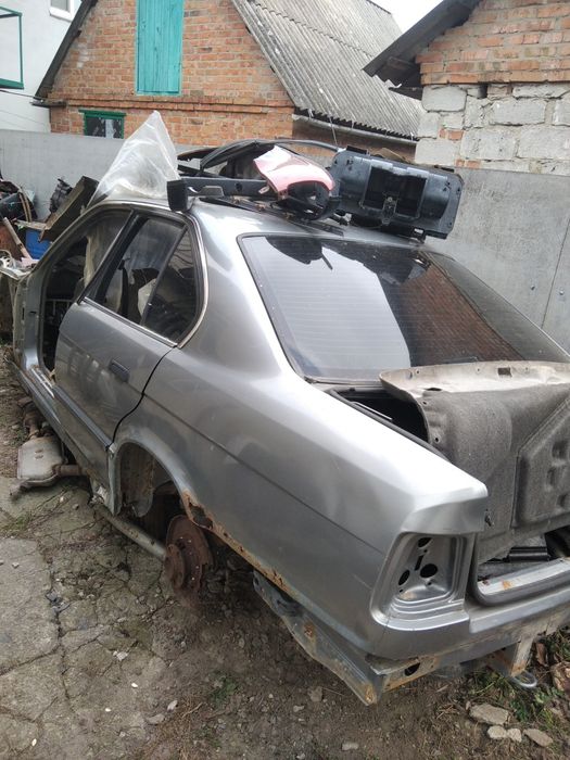 Продам бмв е34 по запчастям