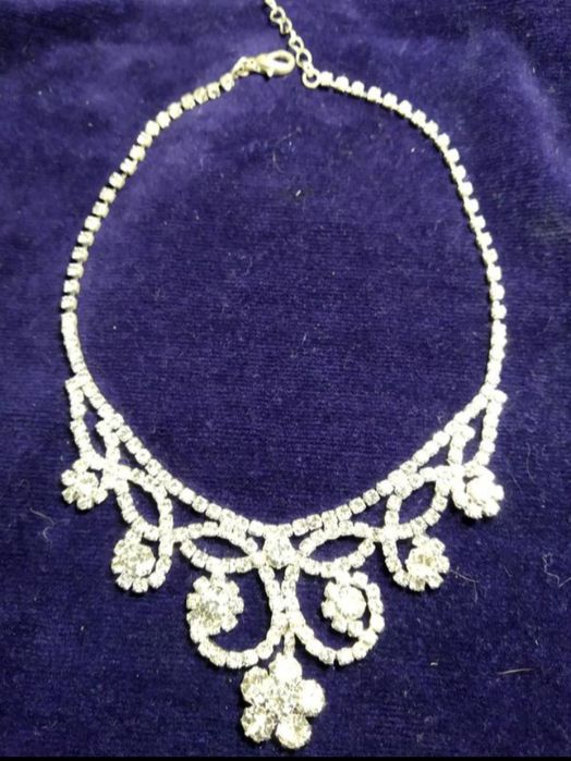 .Кол'є з сережками