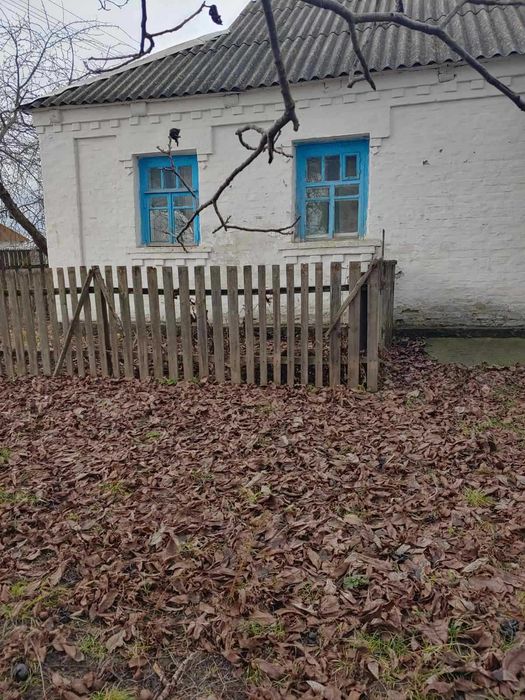 Продаж будинку не далеко від центру та річки смт. Володарка