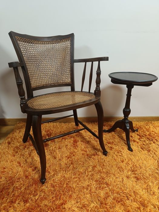 Conjunto muito antigo restaurado. Cadeirão antigo e mesinha de apoio