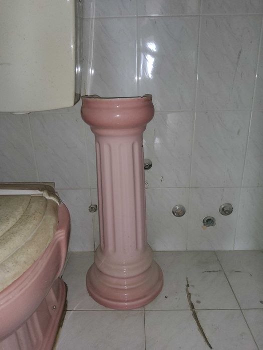 Pé lavatório em loiças rosa WC Valadares