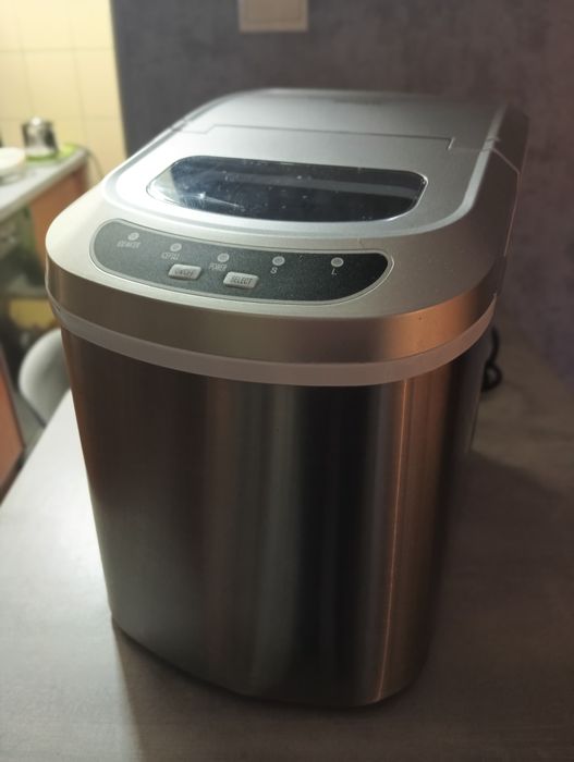 Kostkarka do lodu  MENUETT.