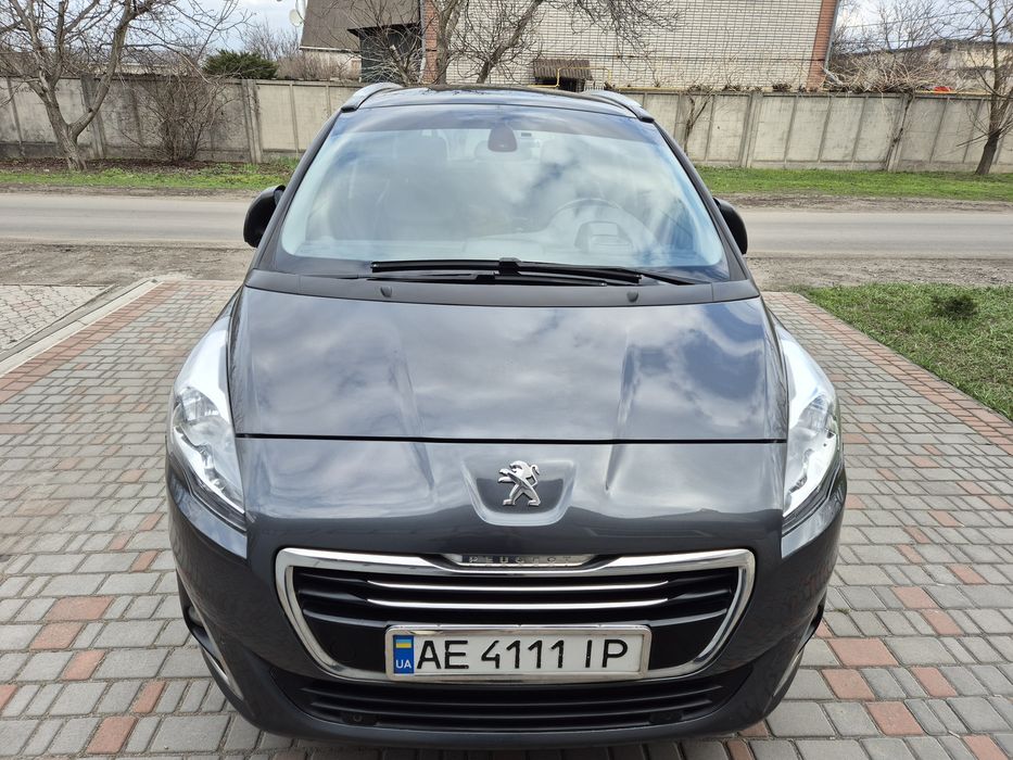 Продам  машину Пежо 5008