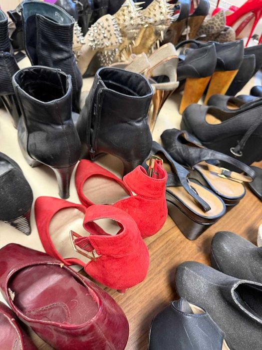 Historia po rozstaniu… 60 par butów szuka nowego domu (rozm. 37)