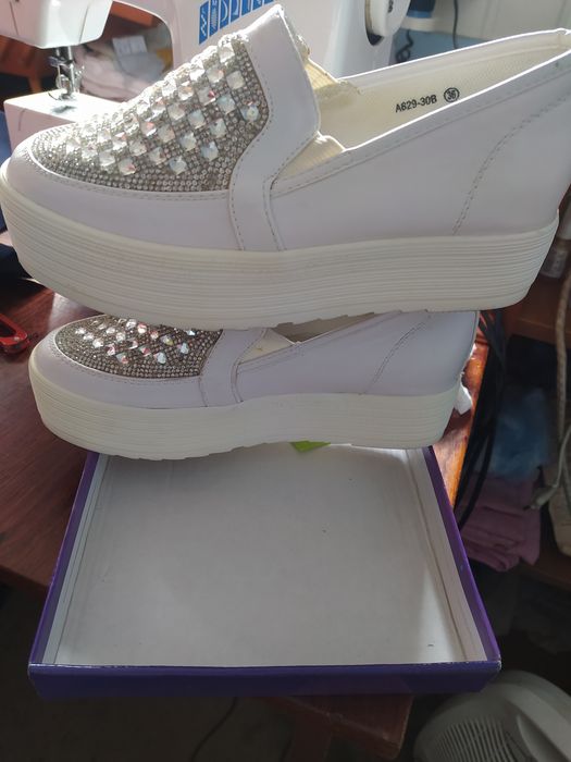 кроси, кеди,мокасини