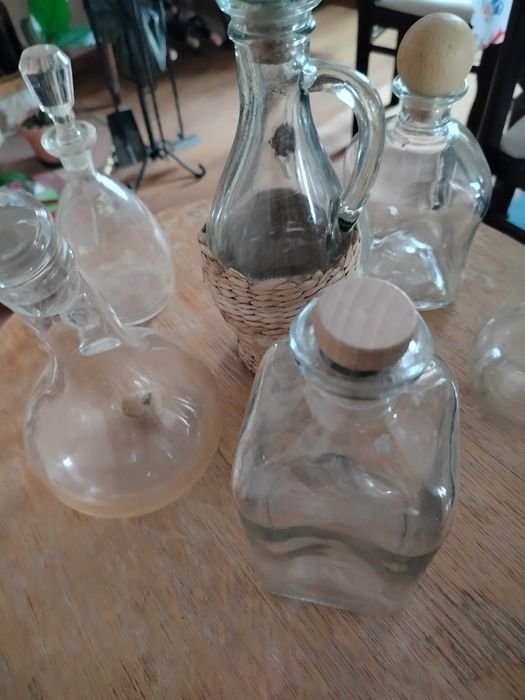 szklane karafki i pojemniczki