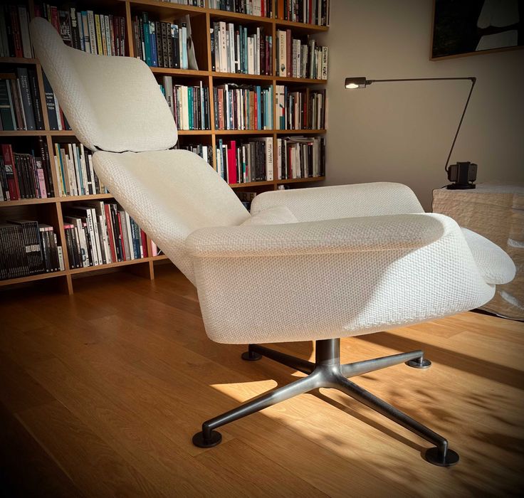 Poltrona e ottoman da marca Knoll.