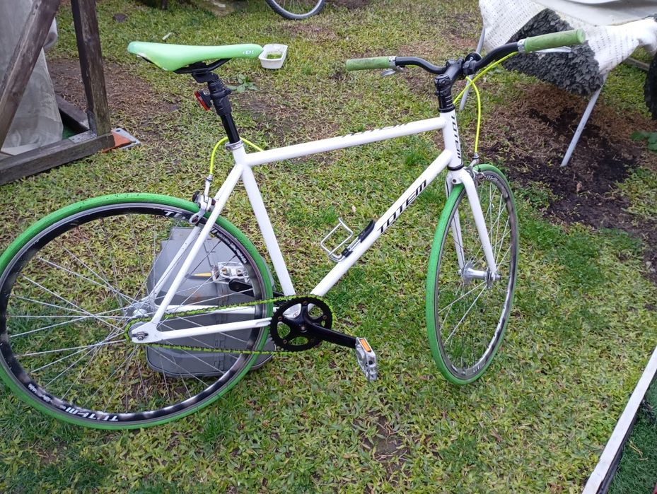 Bicicletas 1 de corrida e outra de estrada